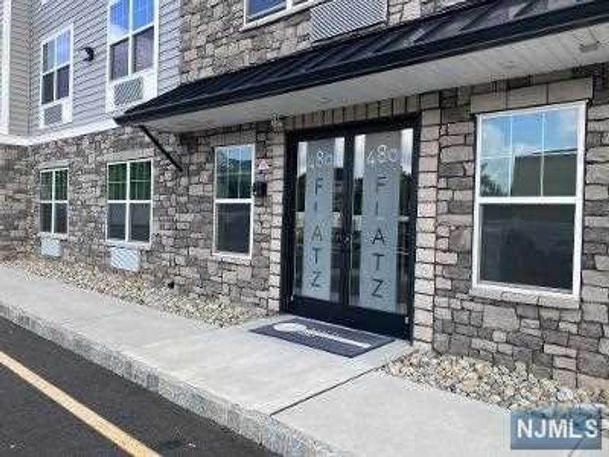 Beauiful unit available for immediate rental. Open floor plan, living room, modern kitchen with stainless steel appliances and loft/br. Washer/dryer in unit. Conveniently located near train, restaurants and shopping. A Must see.