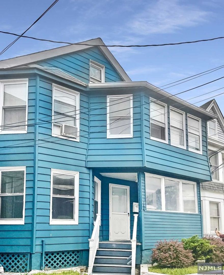 Come & move in to this lovely ultra modern unit now.. The unit has been completely renovated with quality workmanship. The kitchen features