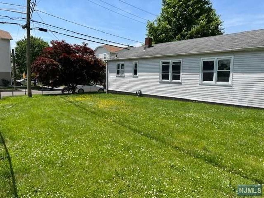 Renovated 2 bedroom and 1 bath.Hardwood flooring. Laundry machines and plenty of storage space in the basement.Beautiful front yard with a lot of sunlight.Driveway for parking space.Pets are allowed. No smoking.Credit check and interview is a must!Please see landlord requirement checklist