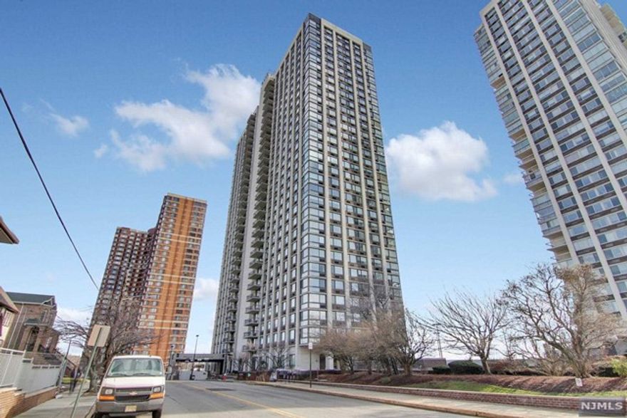BEAUTIFUL GW BRIDGE & HUDSON RIVER VIEW, ULTRA MODERN BEAUTIFULLY RENOVATED, MOVE RIGHT IN CONDITION, 2 BR,2BTH CORNER UNIT SOLARIUM ,LUXURY BUILDING, CONVENIENT LOCATION, MUST SEE