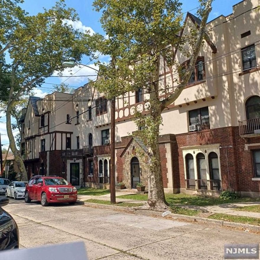 A studio apartment with nice kitchen, open space, closets, bathroom, heat and hotwater include, no pets, Required credit and income check. no elevator. street parking.