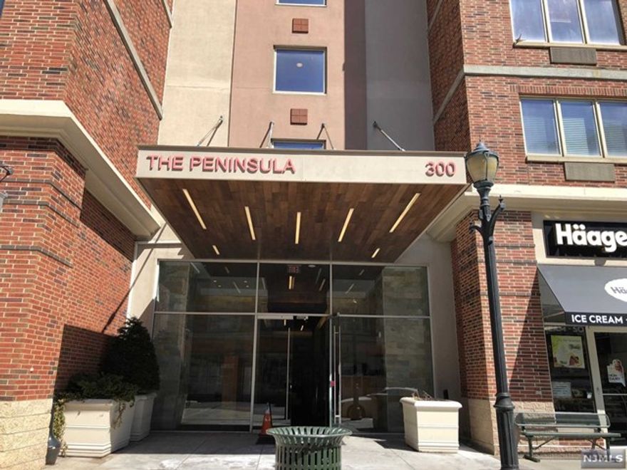 Beautiful one bedroom, 878 sqft. located at 1st floor on Mixed use building with retailers on Ground floor. Plenty of open parking spaces located right under the building! on the ground/garage level. W/D in unit. Pristine Hardwood floors throughout. Large walk-in closet. Located in the premier building of The Peninsula at City Place. Community features concierge, security, residents community room with catering wet bar, TV and lounging areas, billiards, children's playroom and fitness room. The City Place complex features premium shopping, fine restaurants and provides a lifestyle. Easy commute to NYC via bus(NY Transit/Shuttle on River Rd), ferry, or by car. YOU MUST SEE IT !!!