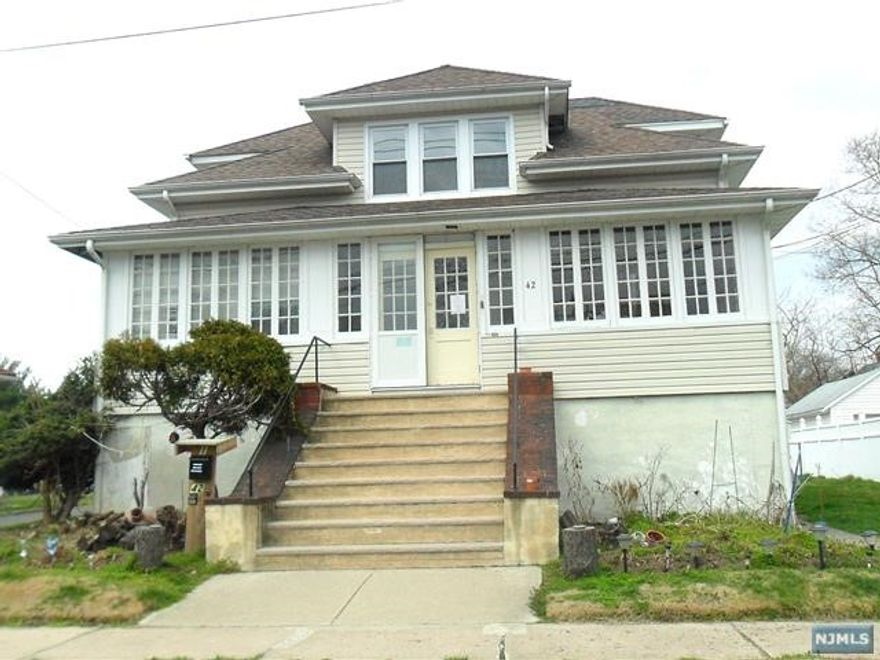 One bedroom apartment in the second floor with parking on back. close to all. Unit features a spacious and accommodating layout with a walk-in closet. New windows. Easy to show. Great location. Owner has a Real Estate license.