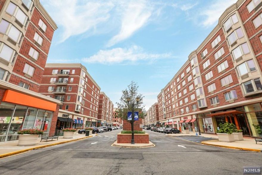 Freshly painted, spacious 1 Bedroom/1 Bathroom end unit with 944 sq ft at the luxury waterfront community of City Place. Features include hardwood floors throughout, granite counter tops, stainless steel appliances, in-unit washer/dryer, large walk-in closet in bedroom. Shopping and Dining on premises, 24 hour security, easy commute to NYC bus and ferry.