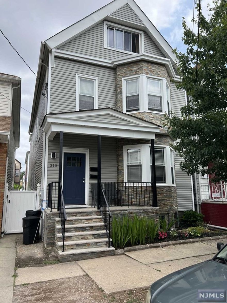 3 Bedroom 1 bath upgraded apartment , granite countertops stainless steel appliances easy 10 minute walk to Harrison Path, Center of town shopping district and all Harrison restaurants, Includes heat, No parking, No pets ,No smoking, No Laundry