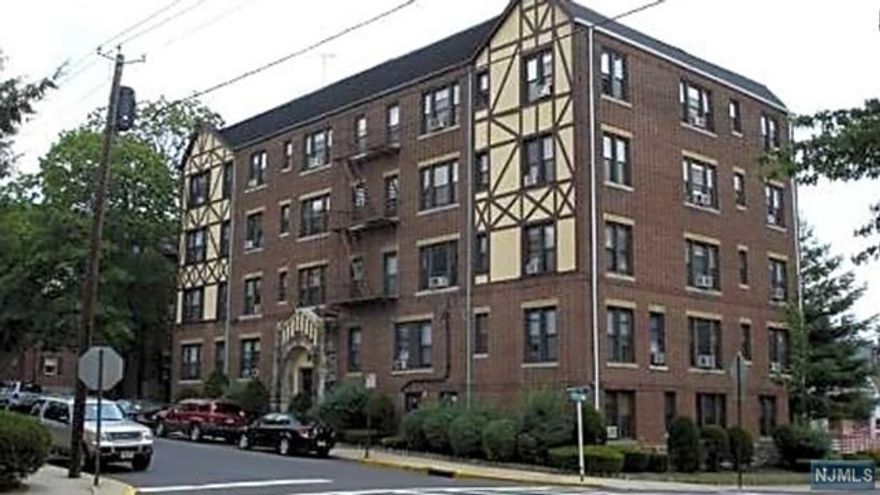 1 bedroom 1 bath apartment available for immediate occupancy! Hardwood floors through out. clean and spacious. Ready to move in!