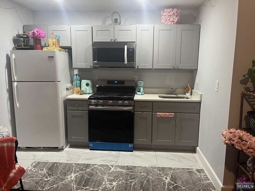 Beautifully renovated 2 bedrooms 1 full bath unit. Close to everything.