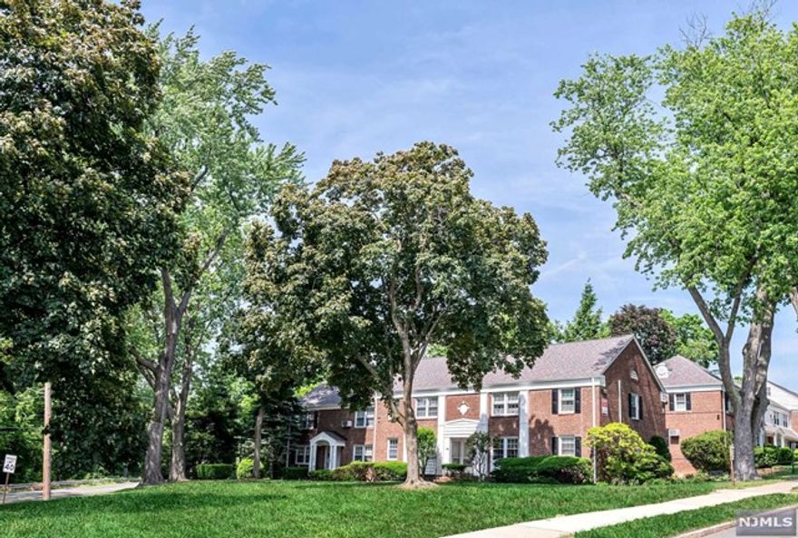 This two-story residence features an open floor plan with spacious rooms and a one-car garage. Located along the Passaic River, it offers seasonal waterfront views without the risk of flooding. The meticulously maintained grounds provide a serene environment to enjoy year-round. Cats are welcome, though dogs are not permitted in this complex. The purchase requires an all-cash payment upfront, along with enough maintenance fees to cover one year. A background check, financial documentation, and references are required.Taxes, water and heat are included.