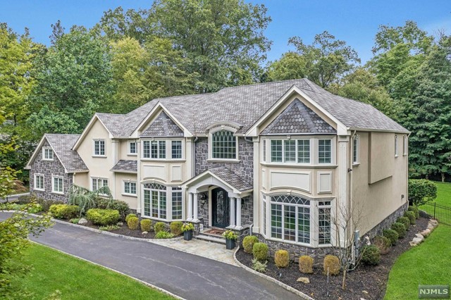 34 Deerhorn Trail, Upper Saddle River, New Jersey - 5 Bedrooms  
7.5 Bathrooms  
15 Rooms - 