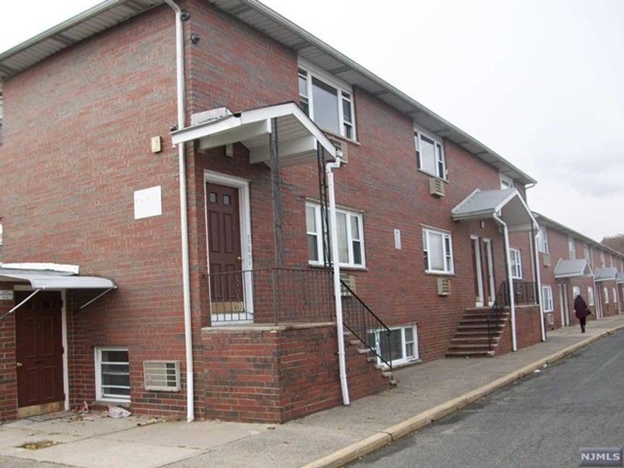 2ND FL,LARGE ROOMS,(HEAT-HOT WATER-GAS INCLUDED) NO PETS, REQUIED GOOD CREDIT AND INCOME, PARKING, COIN LAUNDRY.