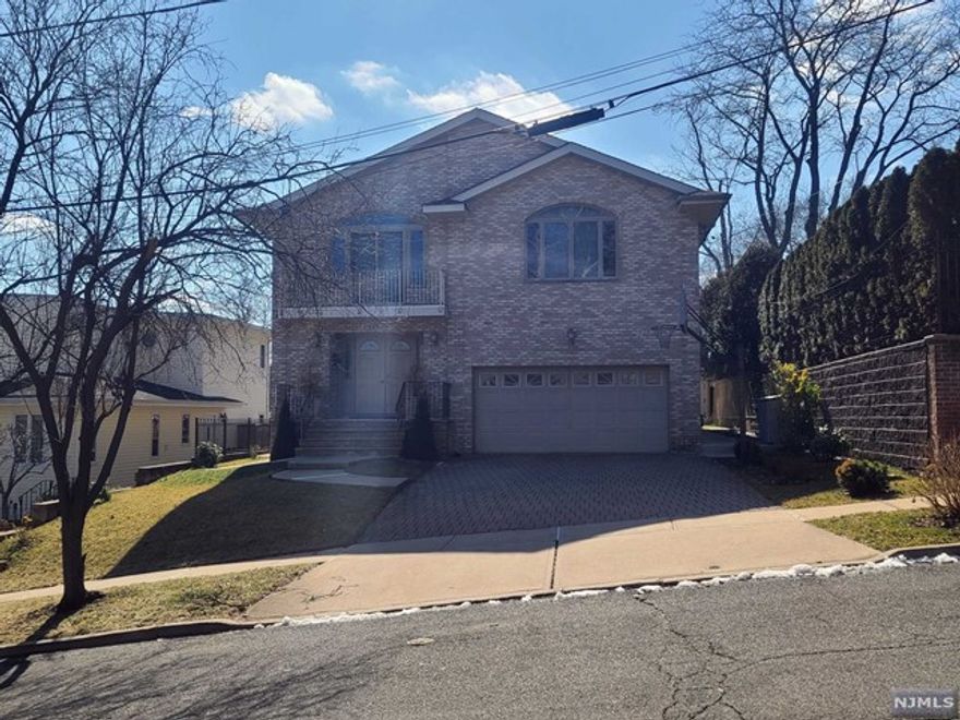 Very nice apartment recently renovated and freshly painted, located one block away from Shaler Ave. Easy access to bus transportation (local & Express). Apartment has large walking closet, Laundry (washer&dryer) in the unit, Brand new appliances, including black granite counter top. Ready to move in and easy to show. Utilities are included, and also the unit has alarm system.