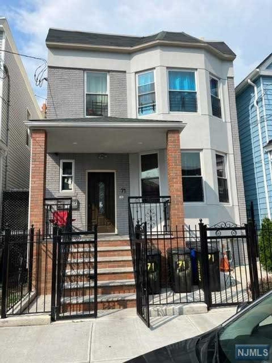 Beautiful and modern 1st floor, 3 bds apartment, living room, eat in kitchen, central air. Shared backyard. Closed to major highways, public transportation, minutes to Newark Penn Station Easy to commute to NYC.