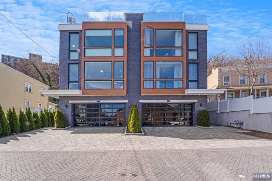 4 bedroom townhouse with nyc views 2 car garage