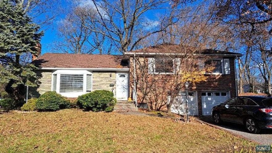 Beautiful S/L house at good location in Tenafly. Hardwood floor thruout. Updated bathroom, kitchen, fireplace in living room, new roof and good school