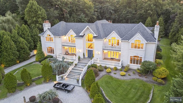 51 Chestnut Ridge Road, Saddle River, New Jersey - 5 Bedrooms  
7.5 Bathrooms  
16 Rooms - 