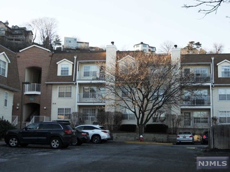 The largest 2Bed 2 Bath in Crown Village (1,264SF). Updated kitchen. Hardwood floor throughout. Sought after top floor with 2 skylights and fire place. Great view from Balcony. Newer appliances and washer/dryer. One parking is included in rent. Amenities include gym and swimming pool. Perfect location for commuters. Close to Bus, Ferry, Shoppings and Restaurants.