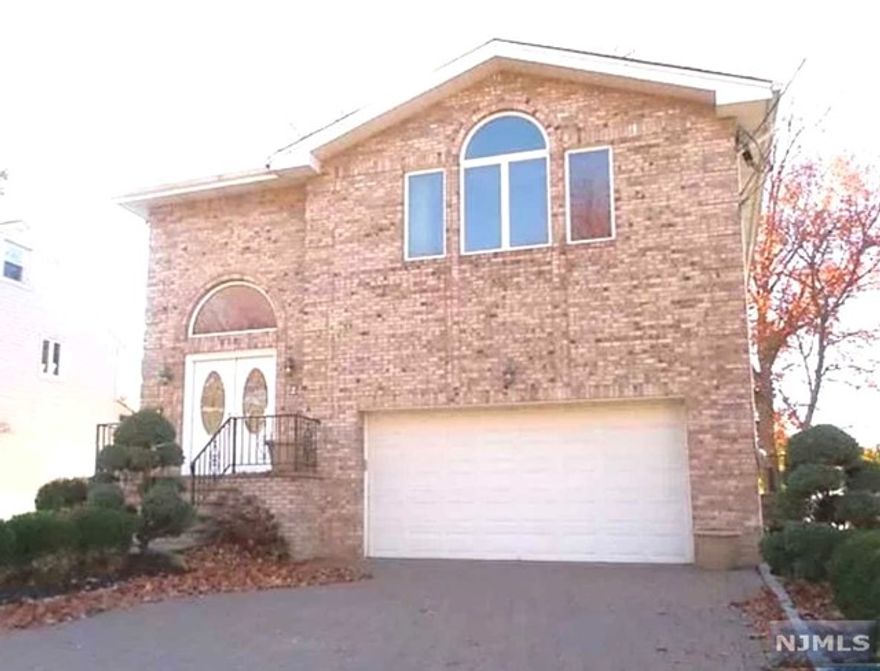 1st floor, 2bedroom unit of the 2 family house. very convenient location, close to school, close to shopping, close to park, close to NY Bus stop ,,, good neighborhood,0ne car parking space available.