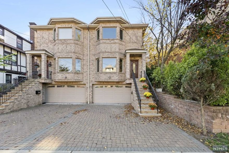 3-4 BR'S AND 3,5 BATHS ALL BRICK, OVER SIZED TOWNHOUSE, STEPS AWAY FROM PALISADE AVE AND ANDERSON AVE.THIS 3-LEVEL HOME FEATURES AN OPEN FLOOR PLAN WITH HARDWOOD FLOORS THROUGH OUT,9-FOOT CEILINGS, MODERN EAT-IN KITCHEN WITH GRANITE COUNTERTOPS AND STAINLESS STEEL APPLIANCES AND SLIDING GLASS DOORS TO STONE PATIO FOR OUTDOOR DINNING., DUAL GAS FIREPLACE BETWEEN LIVING ROOM AND DINING ROOM.FULL TILED BATHROOM IN FAMILY ROOM/ RECREATION ROOM DOWNSTAIRS WITH 2 CAR GARAGE AND PAVERSTONE DRIVEWAY. 3 LARGE BEDROOMS WITH 2 FULL BATHROOMS UPSTAIRS WITH MANY CLOSETS,SKYLIGHTS AND WASHER/ DRYER.HOT WATER BASEBOARD HEAT, CENTRAL VACUUM,C/A.GREAT RESIDENTIAL LOCATION AND CLOSE TO TO BLUE RIBBON SCHOOL#4, NYC TRANSPORTATION AND SHOPPING AREAS.