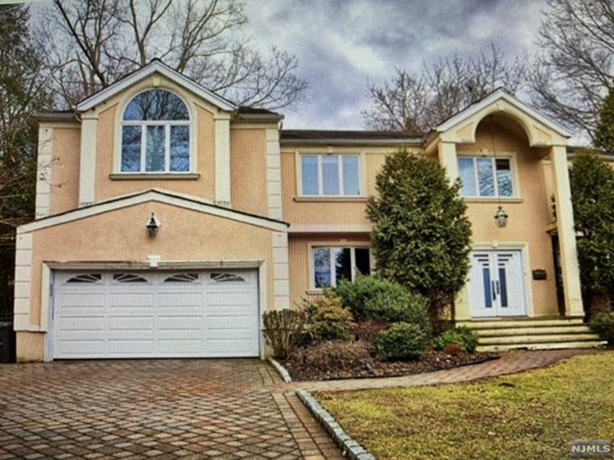 Gorgeous & spacious center hall colonial located in very nice & quiet residential area. Hardwood floors throughout, large living room, large formal dining room, private family room w/fireplace, modern eat in kitchen, huge master suite w/updated full bath, 5more bed rooms, finished basement, large deck w/huge beautiful backyard...Great blue ribbon school system...