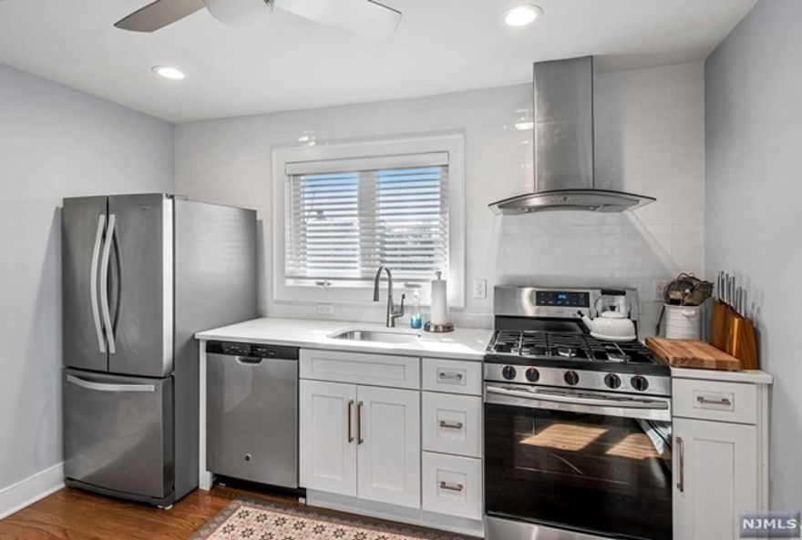 SECOND FLOOR OF NEWLY RENOVATED, MODERN HOME W/ FULL KITCH, BATH, WALK-IN CLOSET. 5 MINUTES FROM EMERSON TRAIN STATION, 1 MINUTE FROM 165 BUS TO PORT AUTHORITY. LANDLORD PAYS GAS, ELECTRIC & WATER. DESIGNATED PARKING IN DRIVEWAY. CREDIT CHECK REQUIRED. TENANT RESPONSIBLE FOR BROKER FEE. NO PETS.