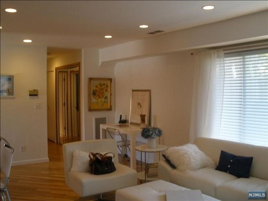 RENOVATED KITCHEN AND BATHROOM. A BEAUTIFUL QUIET COMPLEX, OWN WASHER & DRYER, LR WITH DECK OVERLOOKING THE YARD FACING SOUTH, BRIGHT AND BEAUTIFUL. HARDWOOD FLOORS, A WONDERFUL UNIT. LOCATED NEAR PARK, SHOPPING & NYC TRANSPORTATION. APPLICATION AND CREDIT CHECK VIA NTN REPORT.