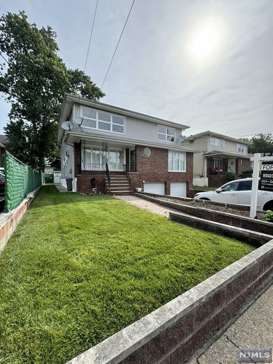 WELL MAINTAINED 3 BEDROOM 2 BATHROOM APARTMENT CONVENIENTLY LOCATED IN THE CENTER OF TOWN. HARDWOOD FLOORS THROUGHOUT, SPACIOUS LIVING ROOM, DINING ROOM, EAT IN KITCHEN. WALKING DISTANCE TO SCHOOLS, TOWN POOL, AND SLOCUM FOR SHOPPING. 1 PARKING SPACE INCLUDED WITH RENT.