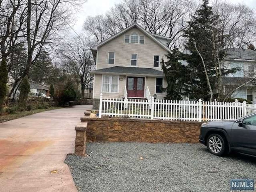 NYC commuters delight, beautiful Wyckoff rental, 3 bedrooms 2 bathrooms apartment, with CA, granite countertop, separate back entrance, hardwood floor throughout, master suite on the 3rd floor, parking for 2 cars in front of the house, NYC express bus stops at corner of Wyckoff and Lehigh