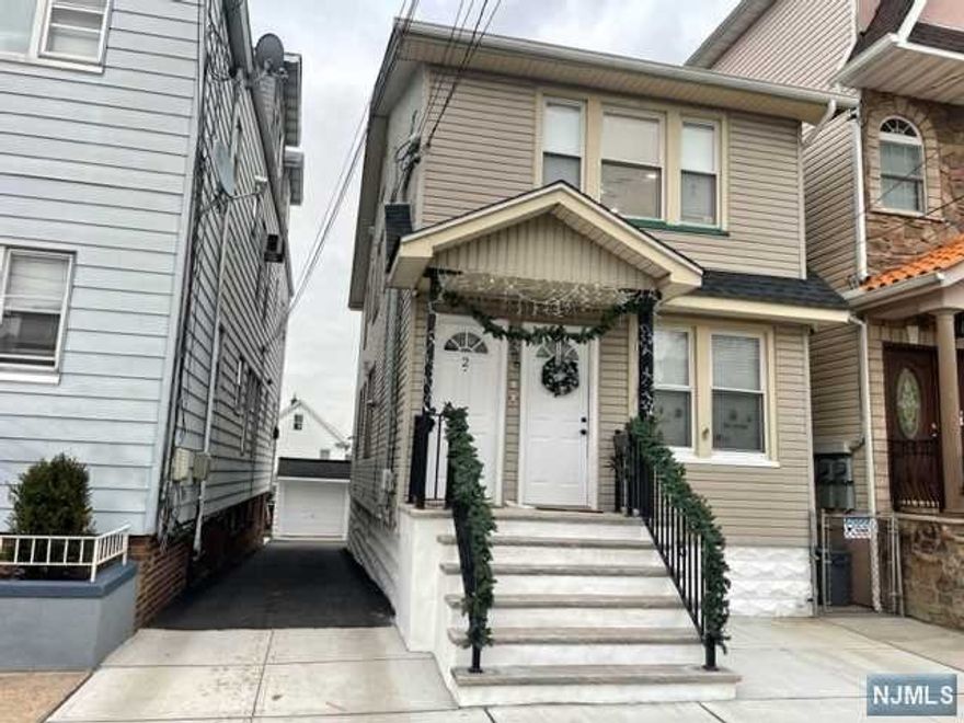 Nice one bedroom, full bathroom, large living room area space. Two walking closets. Garage included. Close to Kearny Ave shopping district and next to the High school.