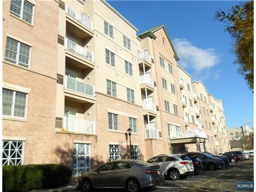 Modern bright and sunny one bedroom condo. 9ft ceilings, gorgeous engineering wood floors, modern kitchen, granite counter tops, stainless steel appliances, King sized bedroom with the walk-in closet, marbled bathroom, sliding door to the balcony.very convenient location to commute. closed to NYC transportation, Very near to GW bridge & high way (95 & 80) full equipment exercise room and party room