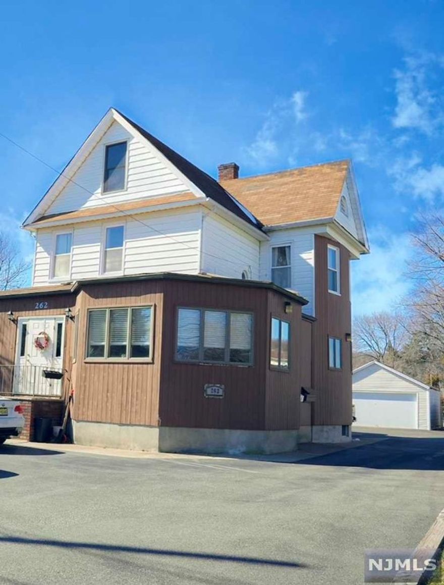 WELCOME TO THIS RECENTLY RENOVATED AND WELL KEPT 1ST FL UNIT IN THE HEART OF OF TOWN.LVP FLOORS AND CARPET THROUGHOUT THE HOME. PLENTY OF NATURAL SUNLIGHT IN THE LIVING/DINING ROOM.3 BEDROOMS 2 FULL BATHS.(1BEDROOM CURRENTLY USED AS A DINING ROOM).THE KITCHEN CONSISTS OF SHAKER CABINETS AND SAMSUNG STAINLESS STEEL APPLIANCES.DISHWASHER AND STACKABLE WASHER/DRYER ADDED BONUS!!DESIGNATED 2 CAR PARKING OUTSIDE YOUR DOOR.LOCATED STEPS AWAY FROM THE HAWTHORNE TRAIN STATION,HOUSE OF WORSHIP,RESTAURANTS,MOVIE THEATRE AND BOYS AND GIRLS CLUB. REQ.1MONTH SEC. DEPOSIT 1MONTH BROKER FEE 1 MONTH RENT AT LEASE SIGNING. CREDIT REPORT/BACKGROUND CHECK W/APPLICATIONS. 3X1 INCOME RATIO.NO PETS