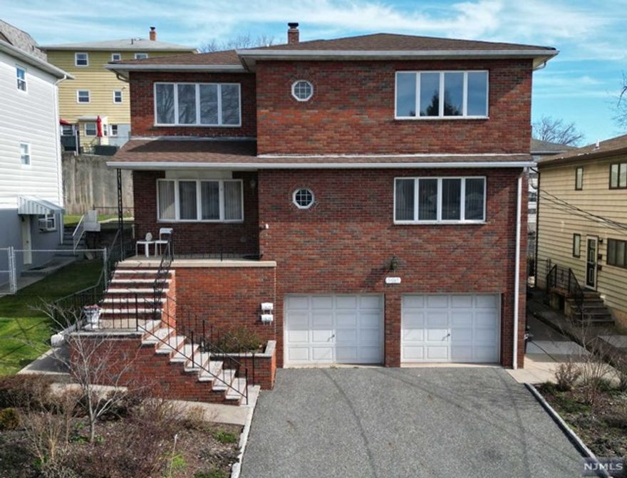 4 Bedroom, 3 Full Bathroom & 2 kitchen apartment is for rent (3 Bedroom & 2 Bathroom onthe 1st floor and 1 bedroom & 1 bathroom with private entrance is on the ground floor) Large deck and back yard are perfect for family entertaning. It's located in the most convenient section in Palisades Park, close to NYC buses, shops, restaurant, schools and place of worships. Very bright house with lots of natural sunlight coming in through the large south windows. Washer/Dryer are in-unt. 1 car garage and 1 parking on driveway included. Come and see before too late.