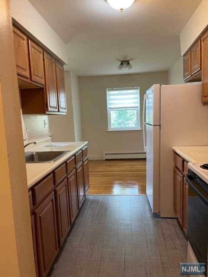 Spacious 1 bedroom apartment with modern appliances. Large bedroom, hardwood floors and laundry on site, 1 parking spot included, additional spots for an additional fee.