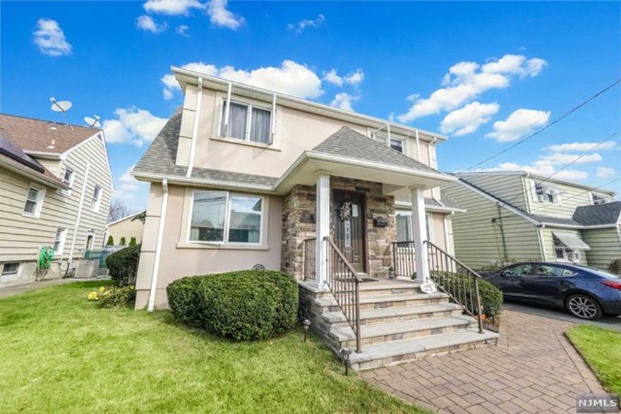 Beautiful updated 2 bedroom 1 full bath. Second floor unit, Natural light filled rooms, stainless steel appliances. Centrally located, plenty of parking. See it today!