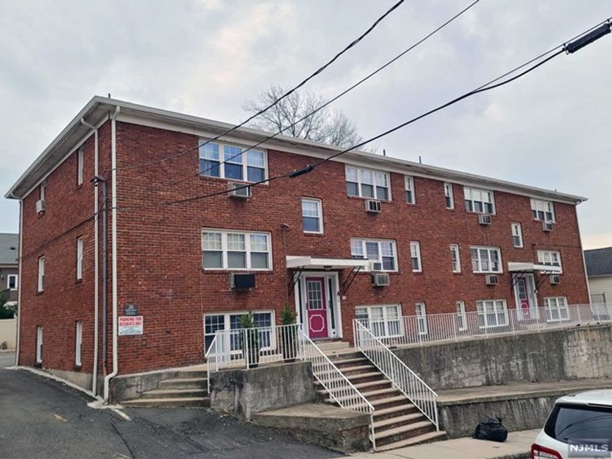 Rental apartment available now in a condo complex with easy access to mayor highways. Unit has totally renovated kitchen with all stainless-steel appliances, eating kitchen, spacious living area, one bedroom with closet and bathroom with new Vanity. Laundry room in the complex, One parking included in the lease and heating is also included. 1month RE Fee paid by the tenants.