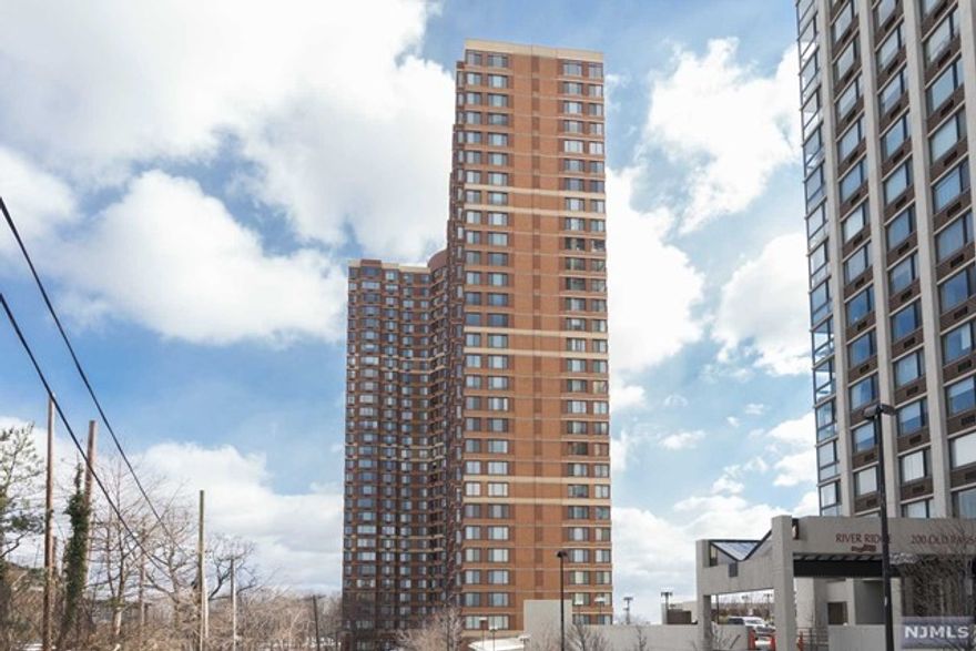 VIEW!!!!SPECTACULAR NYC SKYLINE & RIVER VIEW FROM EVERY ROOMS. FACING SOUTH,SUNNY & BRIGHT,HARD FLOORS THROUGHOUT UNITE,ENJOY THE BUILDING'S BETIFUL OUTDOOR POOL AND SPECIOUS TERRACE AND BBQ AREA,GYM, COMMUITY RM ,CHILDREN'S PLAYROOM WITH MANHATTAN VIEW.24 hours DOOR MAN. WALKING DISTANCE TO NYC TRANSPORTATION AND SHOPPING .GOOD LOCATION!!!!