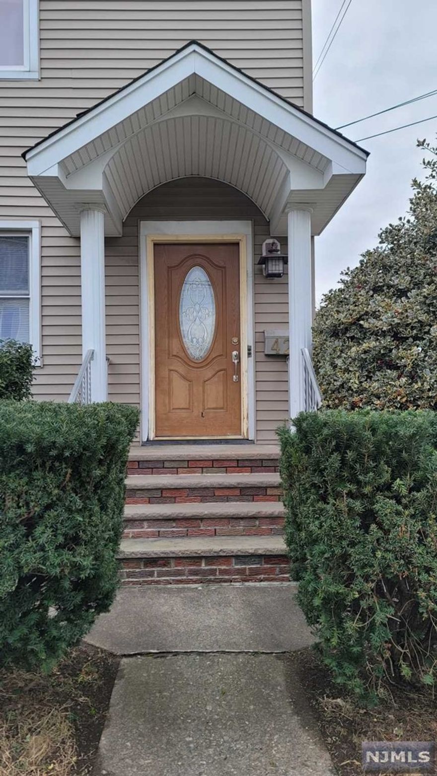 Beautiful newly renovated 1 bedroom apartment with stainless steel appliances. Call for your private showing today! 908-500-9390