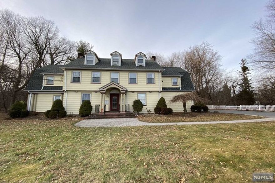 Spacious studio apartment with hardwood floors. Freshly painted. 1 parking space.