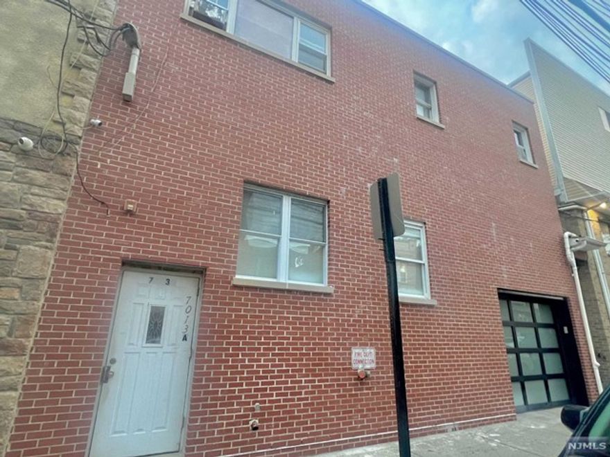 Charming Renovated Studio! This recently renovated studio apartment is a hidden gem, boasting modern upgrades and a convenient location with. Pet-friendly policy allowing for small dog, Modern kitchen with updated appliances. Available for immediate move in.