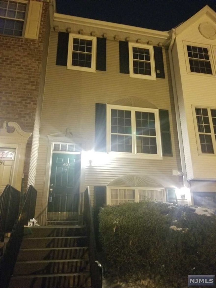 TOWNHOUSE RENTAL 2 BEDROOM 2.5 BATH ON CUL-DE-SAC LOCATED IN DESIRABLE SOCIETY HILL. LIVING ROOM AND DINNING ROOM HAS FAUX WOOD FLOORS. BATHROOMS HAVE BEEN UPDATED. AMENITIES INCLUDE POOL AND TENNIS COURTS. INTERVIEW WITH CREDIT CHECK REQUIRED. NO SMOKING, CLOSE TO SCHOOLS, AND TRANSPORTATION.