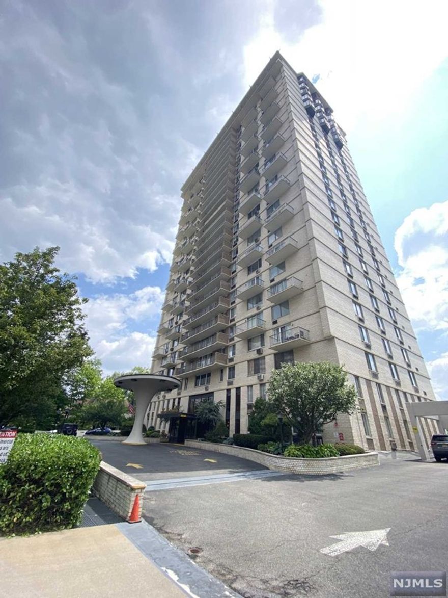 Large 1Bed/1Bath(937SF) Condo for rent in Hackensack. High rise building. Updated kitchen. All utilities are included. 1 Car parking space included. All hardwood floors. Building amenities include gym, outdoor swimming pool. 24hr concierge etc. Easy to commute to NYC