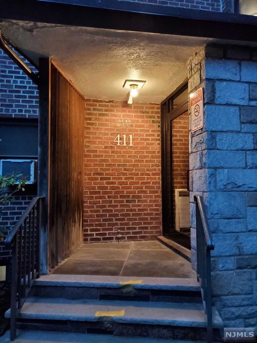 Beautifully Renovated large 1 bedroom/1 bath. Open Kitchen, New Plank Flooring throughout. Full kitchen with SS appliances. Washers & dryers on site. Close to shopping center, and NYC commute.