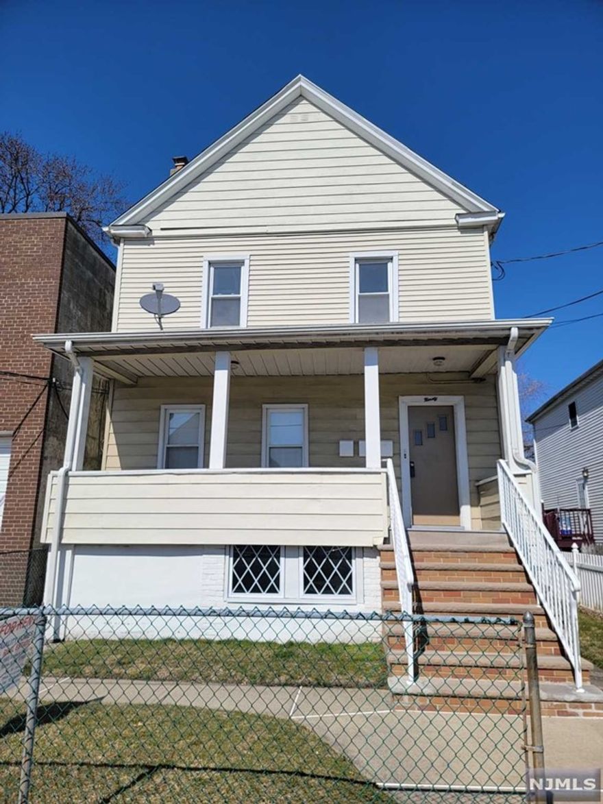 Spacious 2 bedroom apartment with plenty of closet space. Shared usage of backyard. Good credit is required along with a NTN report only. Interview required. Outside parking only.