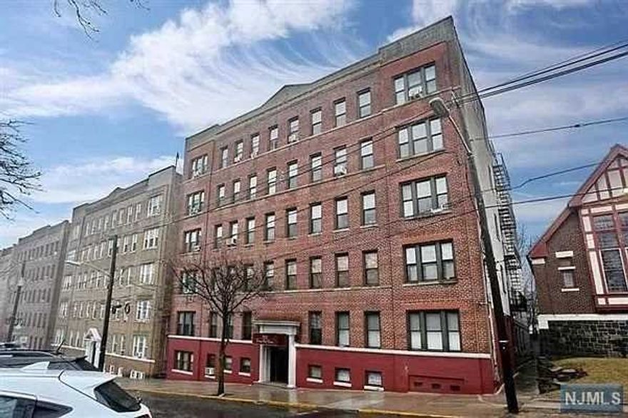 Spacious 5th floor unit in an elevator building with laundry in the basement! Great location in front of the park and plenty of street parking. Close to public transportation as well as restaurants/shopping.