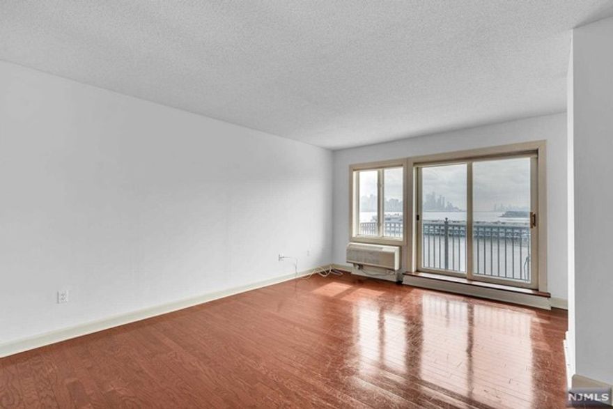 TEAM BRACONI PRESENTS A BEAUTIFUL 1 BEDROOM, 1 BATHROOM CONDO ON THE HUDSON WITH DIRECT MANHATTAN VIEWS! LOCATED IN DESIRABLE CITY PLACE, THIS HOME HAS HARDWOOD FLOORS THROUGHOUT, GRANITE TOPS, STAINLESS APPLIANCES, SPACIOUS MASTER WITH WALK-IN CLOSET, AND LARGE LIVING ROOM. BALCON OFF MASTER AND LIVING ROOM BOTH OVERLOOKING MANHATTAN. BATHROOM OFFERS JACUZZI TUB AND MARBLE FLOOR. CITY PLACE OFFERS RETAIL SHOPPING, DINING, MOVIE THEATER, PUBLIC TRANSIT AND MORE. THIS HOME IS A MUST SEE!