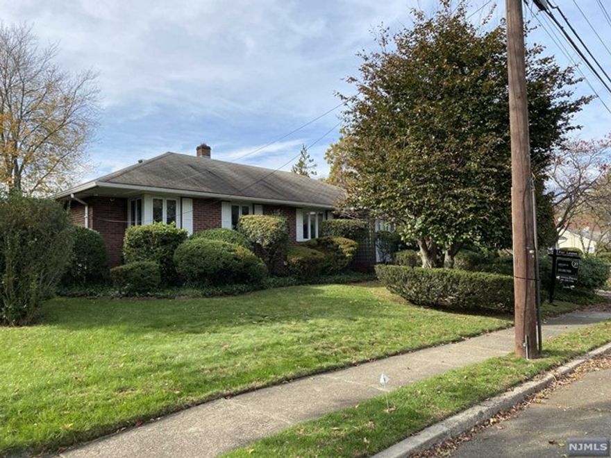 WONDERFUL HOME IN A GREAT AREA OF TOWN CLOSE TO ALL. ONE LEVEL LIVING. THE FIRST FLOOR FEATURES LARGE ROOMS EAT IN KITCHEN FORMAL LIVING ROOM FORMAL DINNING ROOM FULL BATH AND A LARGE FAMILY ROOM WITH DOORS TO THE BACK YARD. FULL BASEMENT WITH LAUNDRY PLAYROOM AND STORAGE TOOL ROOM. TWO CAR GARAGE AND A NICE PRIVATE BACK YARD. A MUST SEE AND RENT