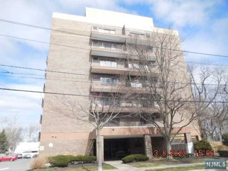 Just listed. Kensington House. 1170 s/f 2 bedroom 2 bath unit in well maintained elevatored complex features spacious living/dining area with terrace. Galley kitchen, lots of closets and storage. Parking included. Don't miss this great opportunity.