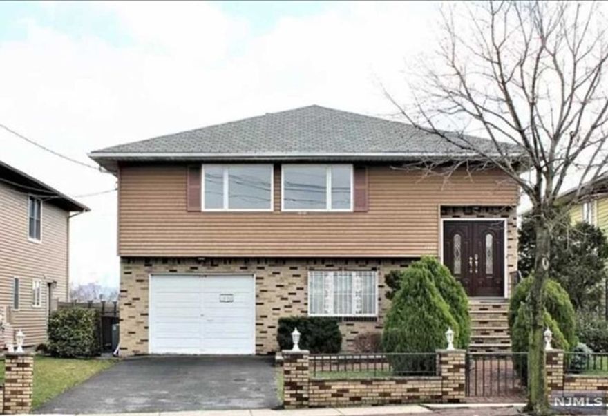 Lovely two-bedroom, two-bathroom apartment in a two-family home. Features a spacious living room, eat-in kitchen, and in-unit washer and dryer. Conveniently located within walking distance of a community swimming pool and recreation center. Close to NYC transportation for an easy commute.