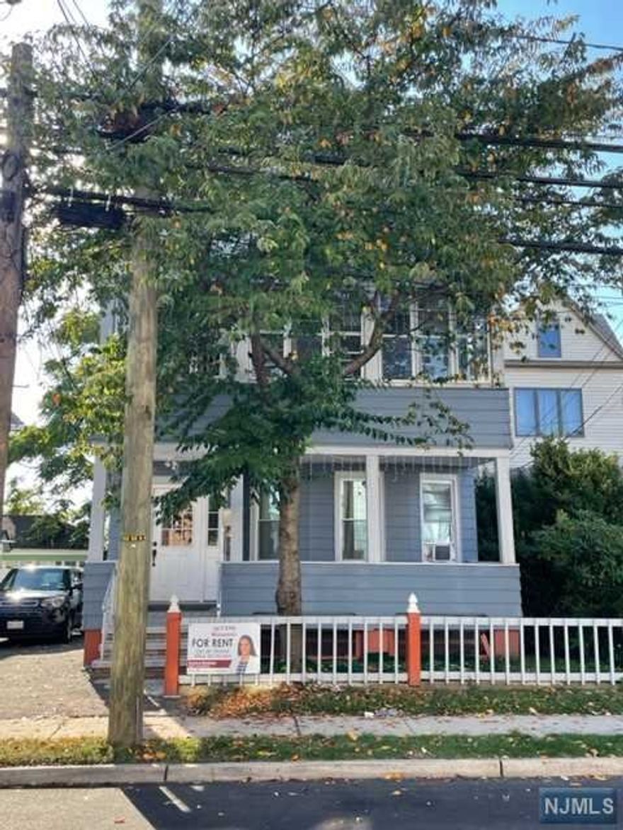 !! GARFIELD'S APARTMENT IS NOW ON THE MARKET !! Take a look at this ideal apartment !! This rental has lots to offer! Its 2nd level provides you with an kitchen, living room with 3 bedroom, 1 full bath, and 1 additional room great an in-home office or extra room! There is also access to the backyard. Whether you are looking to move into a commuter dream location or seeking a great rental opportunity! Look No further! Take advantage today and schedule a private tour!