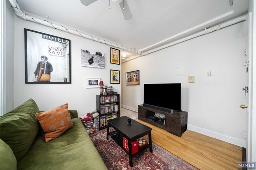 This cozy downtown one-bedroom is a perfect starter home or great investment. No space wasted in this easy flowing layout. As you enter you have a wall of windows that compliments the home throughout. The home features high ceilings, hardwood floors, stainless steel appliances, granite countertops plus an updated bathroom.. Located just a few blocks away from the 2nd Street Light Rail and short walk to the path plus close to the new southwest park and restaurants.