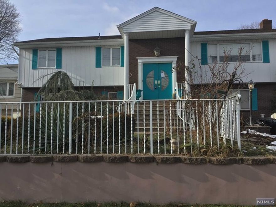 Lovely 3 bedroom, 2 full bath with large LR and DR, MEIK with s/s appliances, granite counters freshly painted with hardwood floors and crown moldings throughout. Convenient to all. 1 parking space on-site. Utilities included.